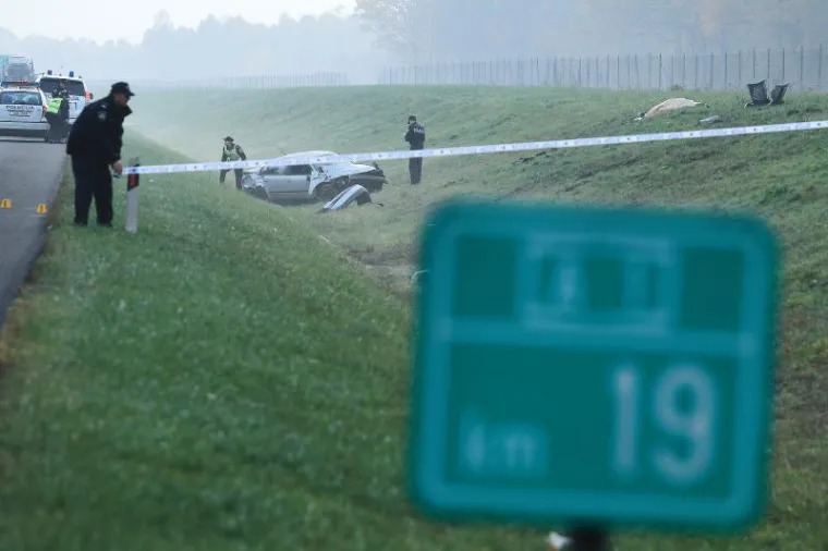 Autobus kosovskih oznaka sletio je s autoceste A3 kod Slavonskog Broda, poginulo je deset osoba