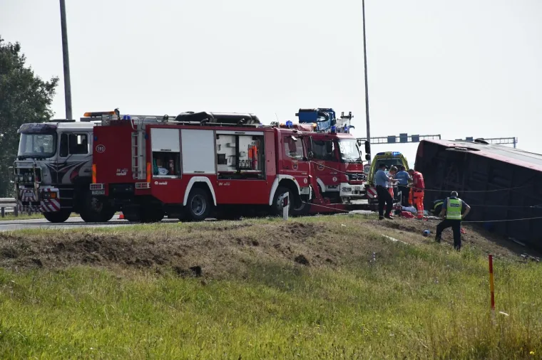 Autobus kosovskih oznaka sletio je s autoceste A3 kod Slavonskog Broda, poginulo je deset osoba