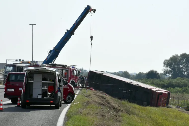 Autobus kosovskih oznaka sletio je s autoceste A3 kod Slavonskog Broda, poginulo je deset osoba