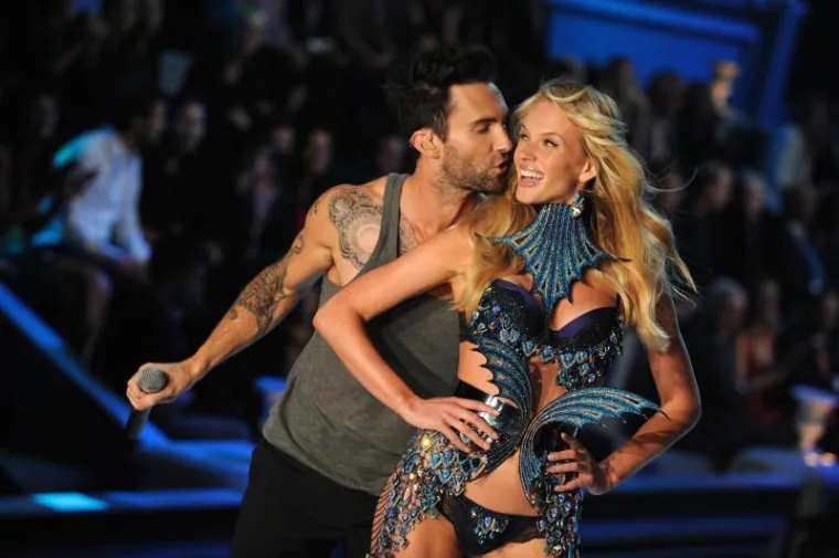 Većina muškaraca vjerojatno bi dobila infarkt kada bi se našli na modnoj pisti zajedno sa svim Viktorijinim ljepoticama, ali ne i frontman Maroon 5. On nije mogao skinuti pogleda sa svoje drage.