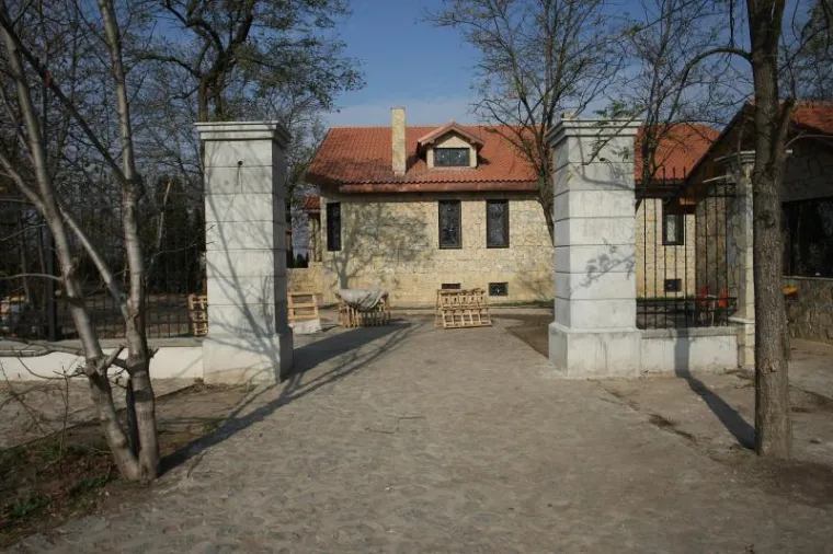 Budući roditelji s prinovom uživati će na golemom imanju koje će imati bazen, tenisko i košarkaško igralište te voćnjake.