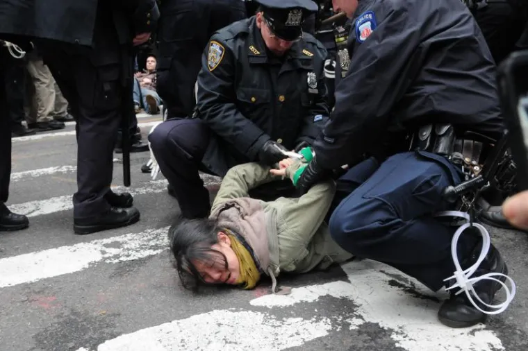 Aktivistice i aktivisti iz New Yorka, bijesni jer su istjerani iz svog kampa, odlučili su blokirati njujoršku burzu i promet u gradu. Policija je ipak od ranog jutra bila sprema na odgovor te je do sada uhićeno minimalno 177 mirnih prosvjednika i prosvjednica, dok neki izvori javljaju kako je ta brojka iznad 400.