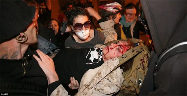 Novinarke i novinari izvještavaju kako su policijske akcije postale brutalne te da su brojne njihove kolegice i kolege uhićene. Sve veći broj građanki i građana priključuje se pokretu - od sindikata, gradskih vijećnika do umirovljenih policijskih službenika.