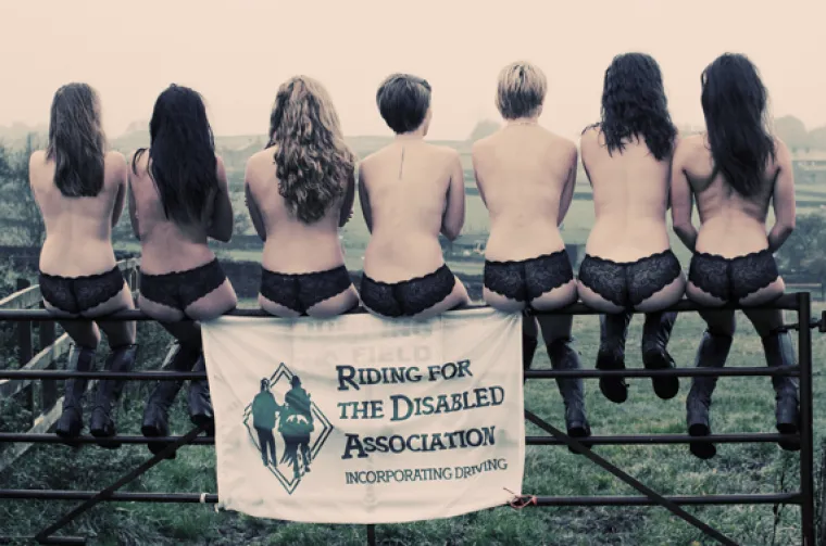 Gole u sedlu za dobrotvorne svrhe