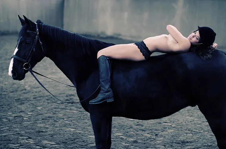 Gole u sedlu za dobrotvorne svrhe