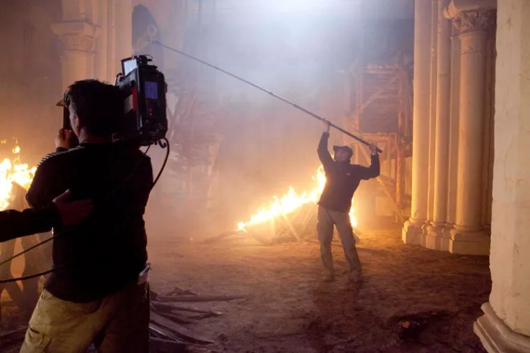 goruću crkvu trebalo je donijeti u nekoliko dramatičnih kadrova