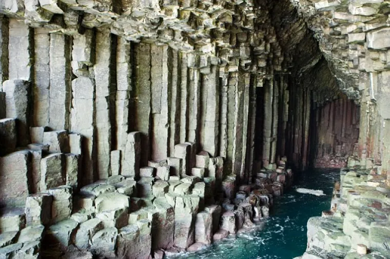 &Scaron;pilja Fingal na nenaseljenom otoku Staffa u &Scaron;kotskoj očarava nevjerojatnim sigama u obliku heksagona. Legenda kaže kako je nekada bila dom diva koji je izgradio skriveni prolaz između &Scaron;kotske i Irske.