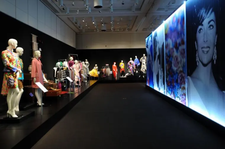 Iz aukcijske kuće Christie's, koja organizira izložbu, očekuje se velik interes i uspjeh, osobito s obzirom na činjenicu da će se samo ovaj put na jednome mjestu naći impresivna kolekcija glumičina nakita, odjeće i modnih dodataka. Dosad su ulaznicu za aukciju kupile dvije tisuće zainteresiranih.