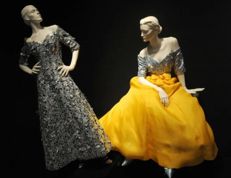 Među nakitom koji je supruzi poklonio Burton nalazi se i poznati biser La Peregrina, koji potječe iz 16 stoljeća, a nosile su ga kraljice Španjolske, Velike Britanije i Austrije. Godine 1969. Burton ga je na aukciji u Sotheby'su kupio za 37.000 dolara. Danas mu se vrijednost procjenjuje na dva do tri milijuna dolara.