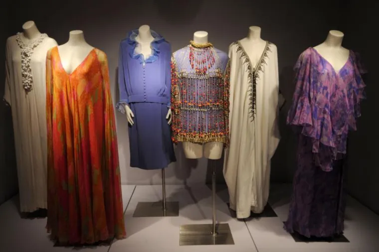 Među oko 2.000 izloženih predmeta, naći će se razni odjevni predmeti, torbe, putni kovčezi, &scaron;alovi i ostali modni dodaci, koji će, istodobno biti i presjek 60 godina visoke mode, osobito francuske. Riječ je o odjeći s potpisima Chanel, Diora, Ferrea, Givenchyja, Valentina, Saint Laurenta, Versacea.