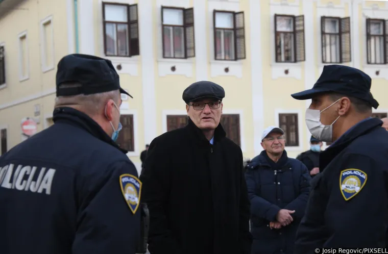 Plenkovića usporedili s Mengeleom, pogledajte što su još poručili; Studenti policajcima dijelili ruže