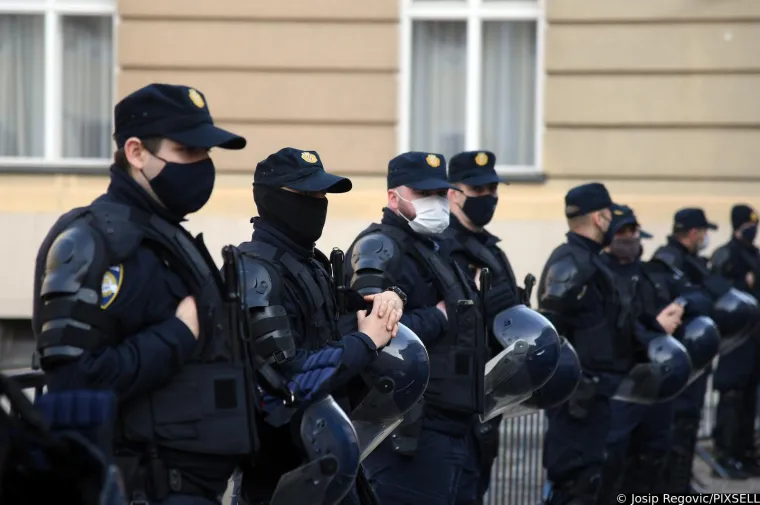 Plenkovića usporedili s Mengeleom, pogledajte što su još poručili; Studenti policajcima dijelili ruže