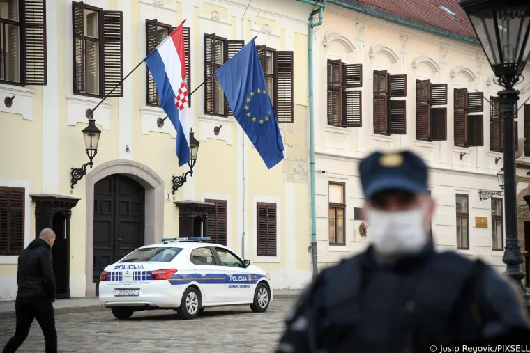Plenkovića usporedili s Mengeleom, pogledajte što su još poručili; Studenti policajcima dijelili ruže
