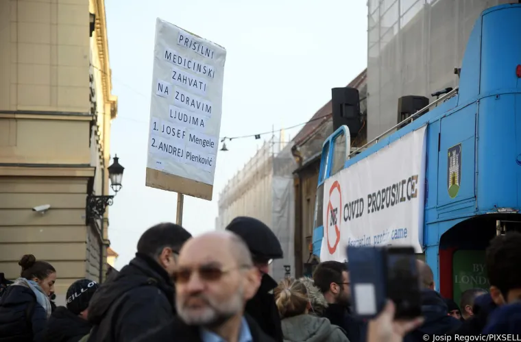 Plenkovića usporedili s Mengeleom, pogledajte što su još poručili; Studenti policajcima dijelili ruže
