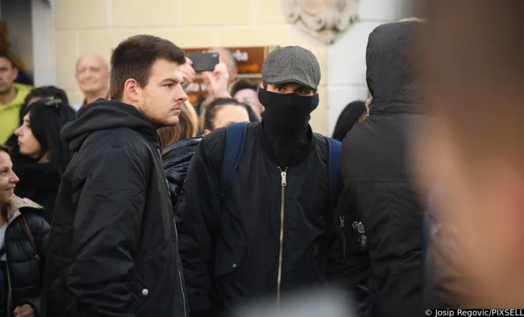 Plenkovića usporedili s Mengeleom, pogledajte što su još poručili; Studenti policajcima dijelili ruže