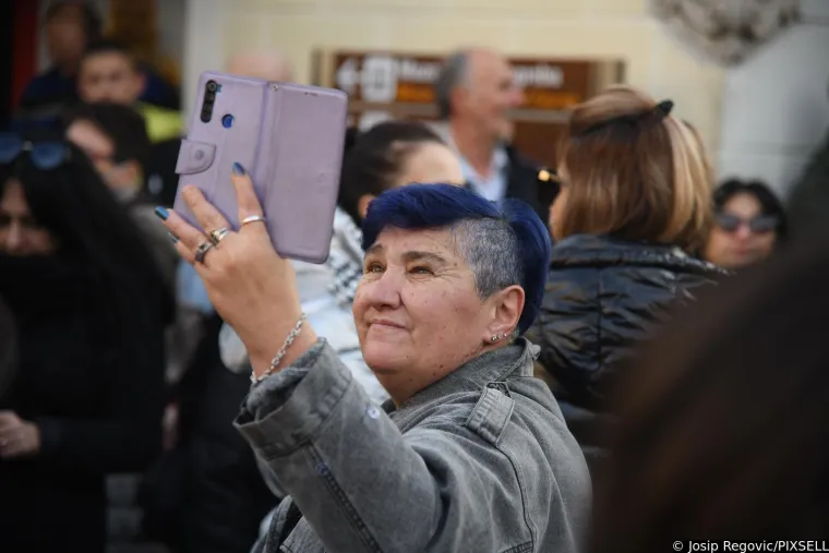 Plenkovića usporedili s Mengeleom, pogledajte što su još poručili; Studenti policajcima dijelili ruže