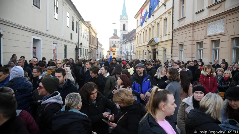 Plenkovića usporedili s Mengeleom, pogledajte što su još poručili; Studenti policajcima dijelili ruže