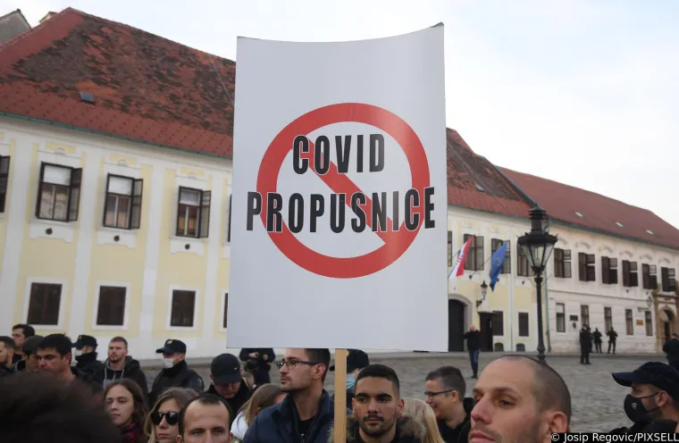 Plenkovića usporedili s Mengeleom, pogledajte &scaron;to su jo&scaron; poručili; Studenti policajcima dijelili ruže