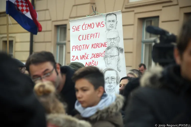 Plenkovića usporedili s Mengeleom, pogledajte &scaron;to su jo&scaron; poručili; Studenti policajcima dijelili ruže