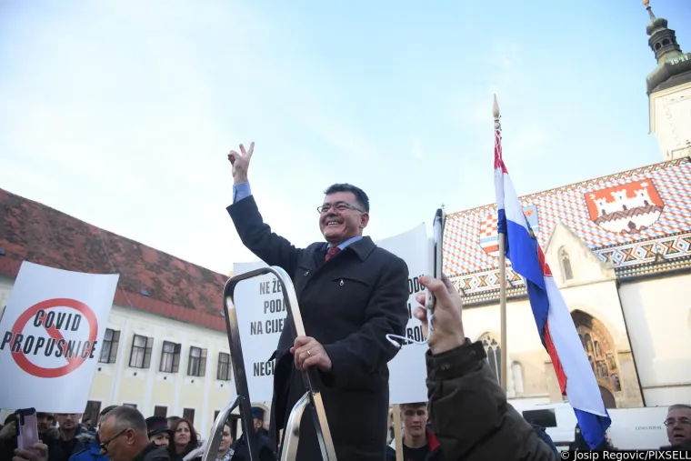 Plenkovića usporedili s Mengeleom, pogledajte &scaron;to su jo&scaron; poručili; Studenti policajcima dijelili ruže