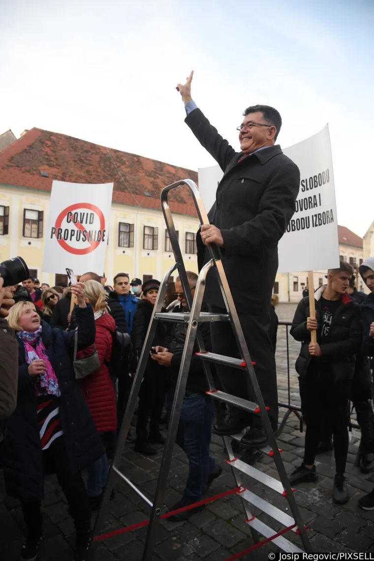 Plenkovića usporedili s Mengeleom, pogledajte &scaron;to su jo&scaron; poručili; Studenti policajcima dijelili ruže