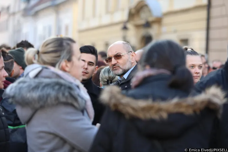 Plenkovića usporedili s Mengeleom, pogledajte &scaron;to su jo&scaron; poručili; Studenti policajcima dijelili ruže