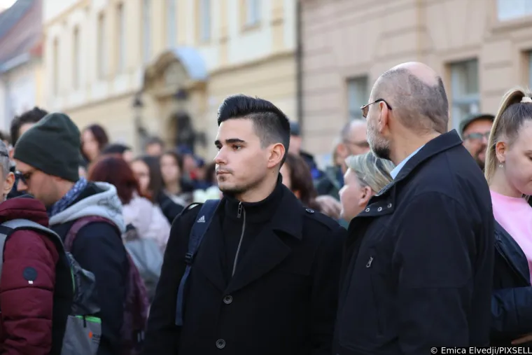 Plenkovića usporedili s Mengeleom, pogledajte &scaron;to su jo&scaron; poručili; Studenti policajcima dijelili ruže