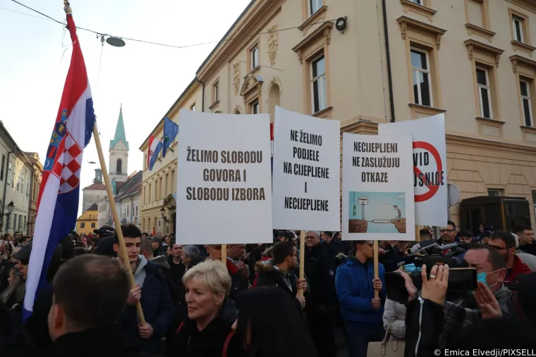Plenkovića usporedili s Mengeleom, pogledajte &scaron;to su jo&scaron; poručili; Studenti policajcima dijelili ruže