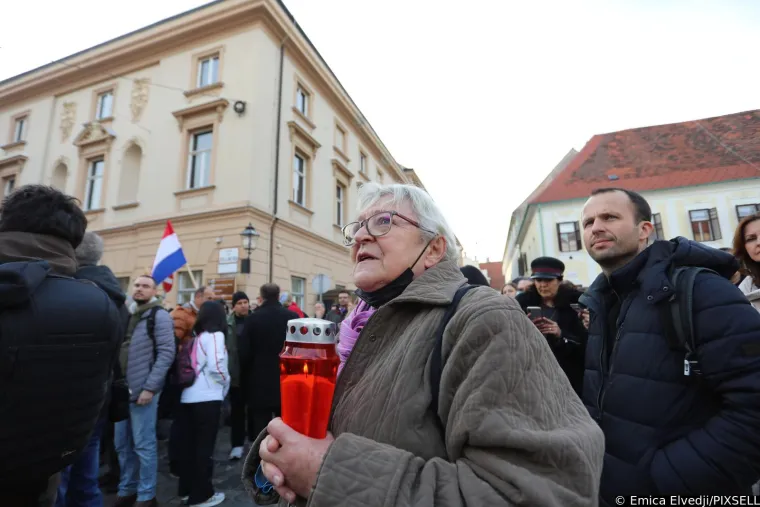 Plenkovića usporedili s Mengeleom, pogledajte &scaron;to su jo&scaron; poručili; Studenti policajcima dijelili ruže