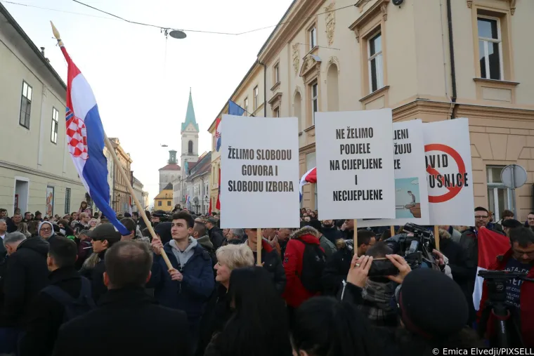 Plenkovića usporedili s Mengeleom, pogledajte &scaron;to su jo&scaron; poručili; Studenti policajcima dijelili ruže