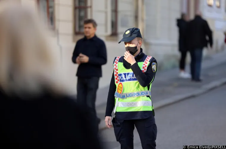 Plenkovića usporedili s Mengeleom, pogledajte &scaron;to su jo&scaron; poručili; Studenti policajcima dijelili ruže
