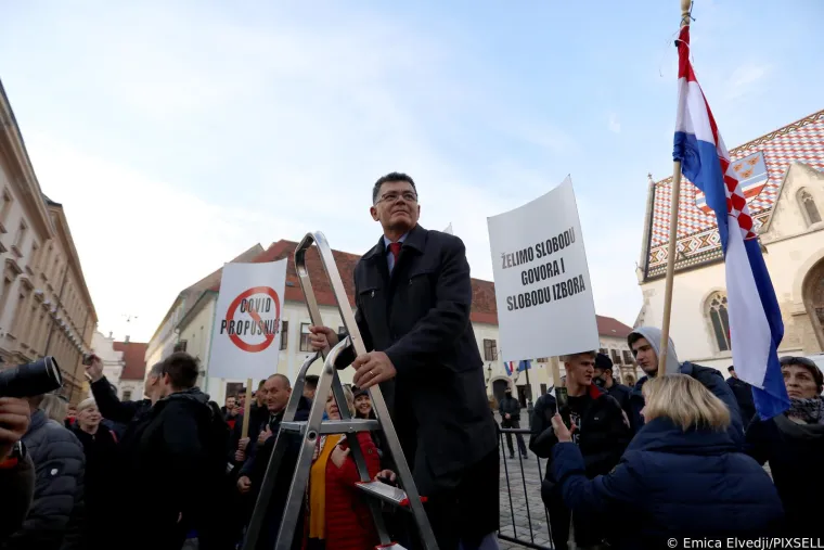 Plenkovića usporedili s Mengeleom, pogledajte &scaron;to su jo&scaron; poručili; Studenti policajcima dijelili ruže