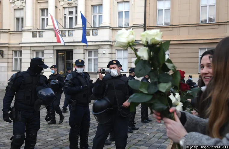 Plenkovića usporedili s Mengeleom, pogledajte &scaron;to su jo&scaron; poručili; Studenti policajcima dijelili ruže