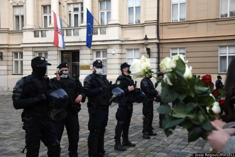 Plenkovića usporedili s Mengeleom, pogledajte &scaron;to su jo&scaron; poručili; Studenti policajcima dijelili ruže