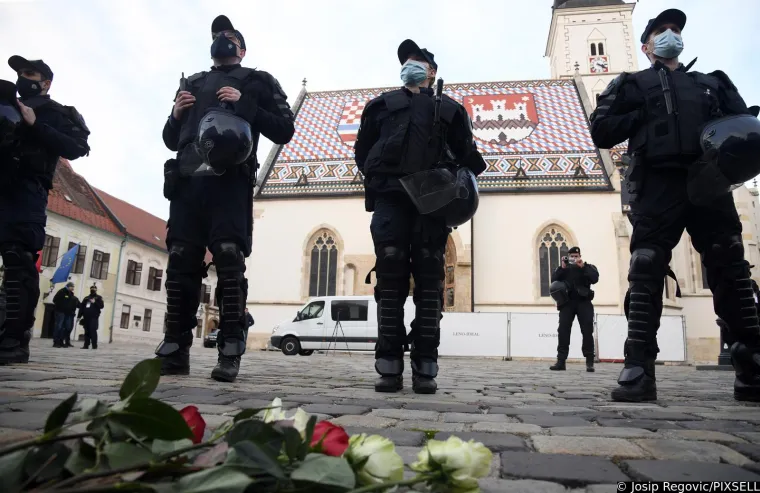 Plenkovića usporedili s Mengeleom, pogledajte &scaron;to su jo&scaron; poručili; Studenti policajcima dijelili ruže