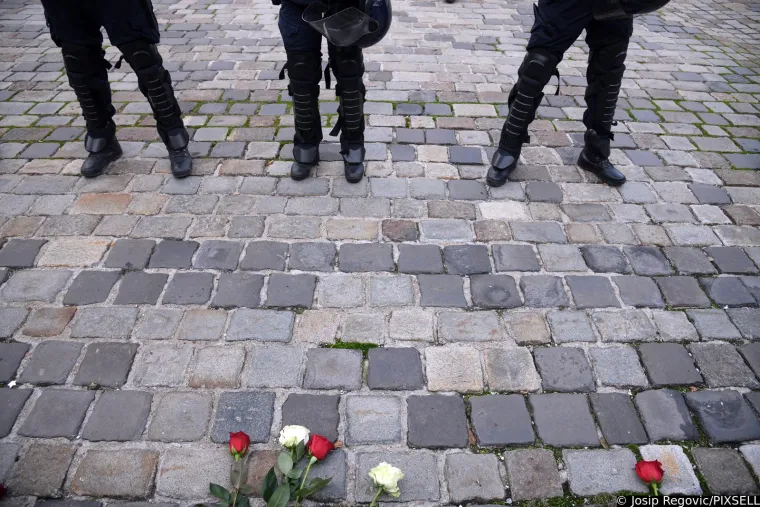 Plenkovića usporedili s Mengeleom, pogledajte &scaron;to su jo&scaron; poručili; Studenti policajcima dijelili ruže