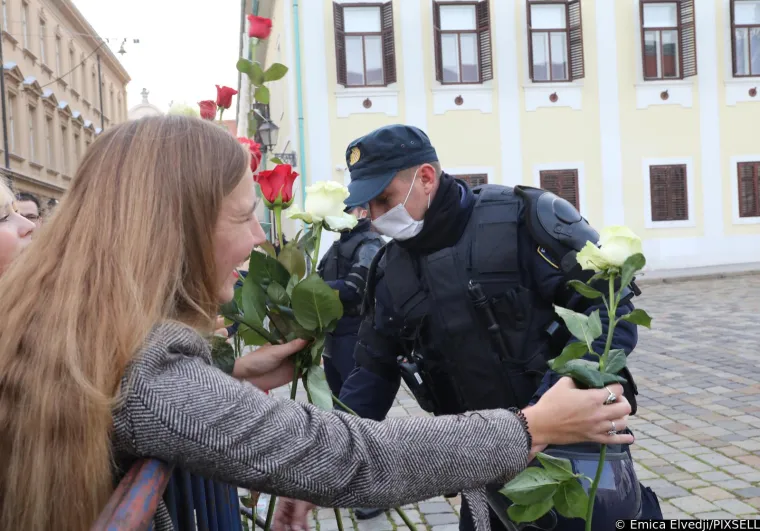 Plenkovića usporedili s Mengeleom, pogledajte &scaron;to su jo&scaron; poručili; Studenti policajcima dijelili ruže