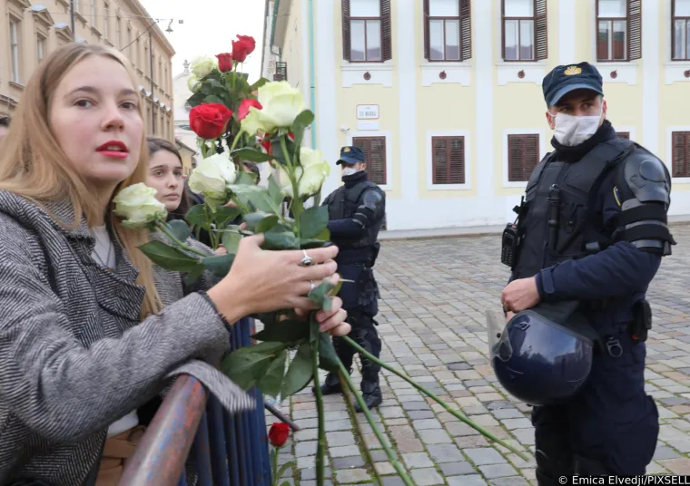 Plenkovića usporedili s Mengeleom, pogledajte &scaron;to su jo&scaron; poručili; Studenti policajcima dijelili ruže