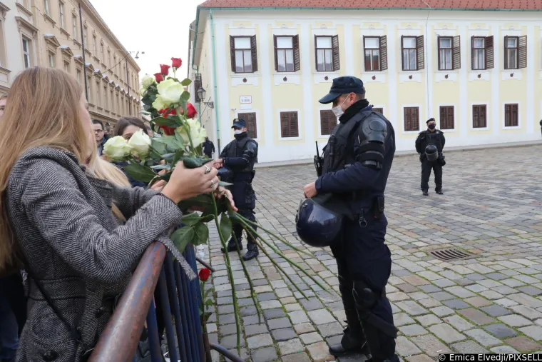 Plenkovića usporedili s Mengeleom, pogledajte &scaron;to su jo&scaron; poručili; Studenti policajcima dijelili ruže