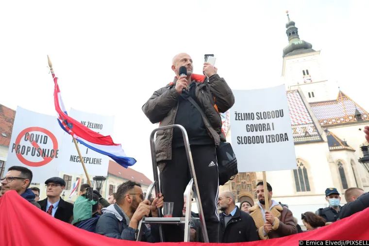 Plenkovića usporedili s Mengeleom, pogledajte &scaron;to su jo&scaron; poručili; Studenti policajcima dijelili ruže