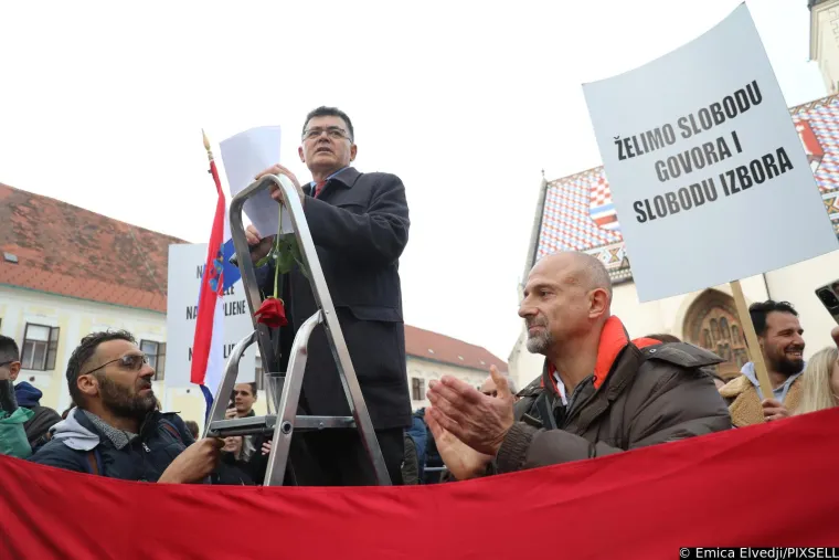 Plenkovića usporedili s Mengeleom, pogledajte &scaron;to su jo&scaron; poručili; Studenti policajcima dijelili ruže