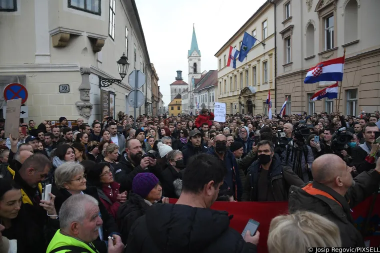 Plenkovića usporedili s Mengeleom, pogledajte &scaron;to su jo&scaron; poručili; Studenti policajcima dijelili ruže