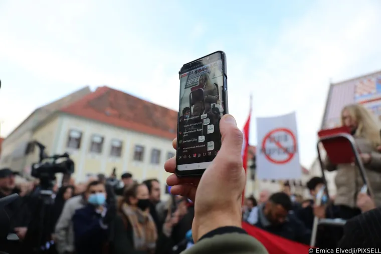 Plenkovića usporedili s Mengeleom, pogledajte &scaron;to su jo&scaron; poručili; Studenti policajcima dijelili ruže