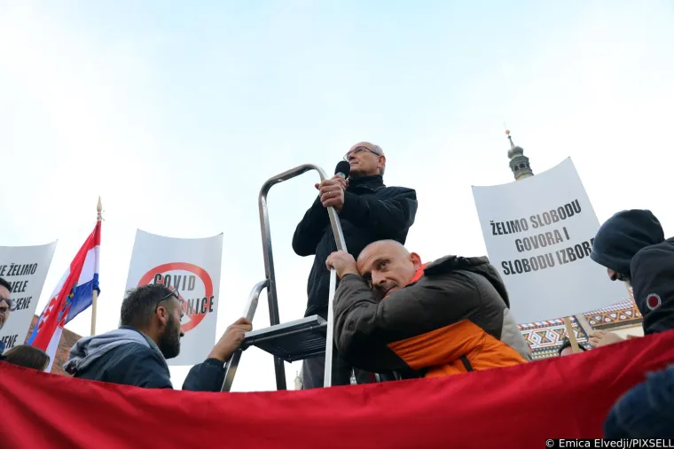 Plenkovića usporedili s Mengeleom, pogledajte &scaron;to su jo&scaron; poručili; Studenti policajcima dijelili ruže