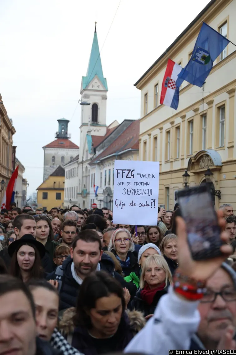 Plenkovića usporedili s Mengeleom, pogledajte &scaron;to su jo&scaron; poručili; Studenti policajcima dijelili ruže