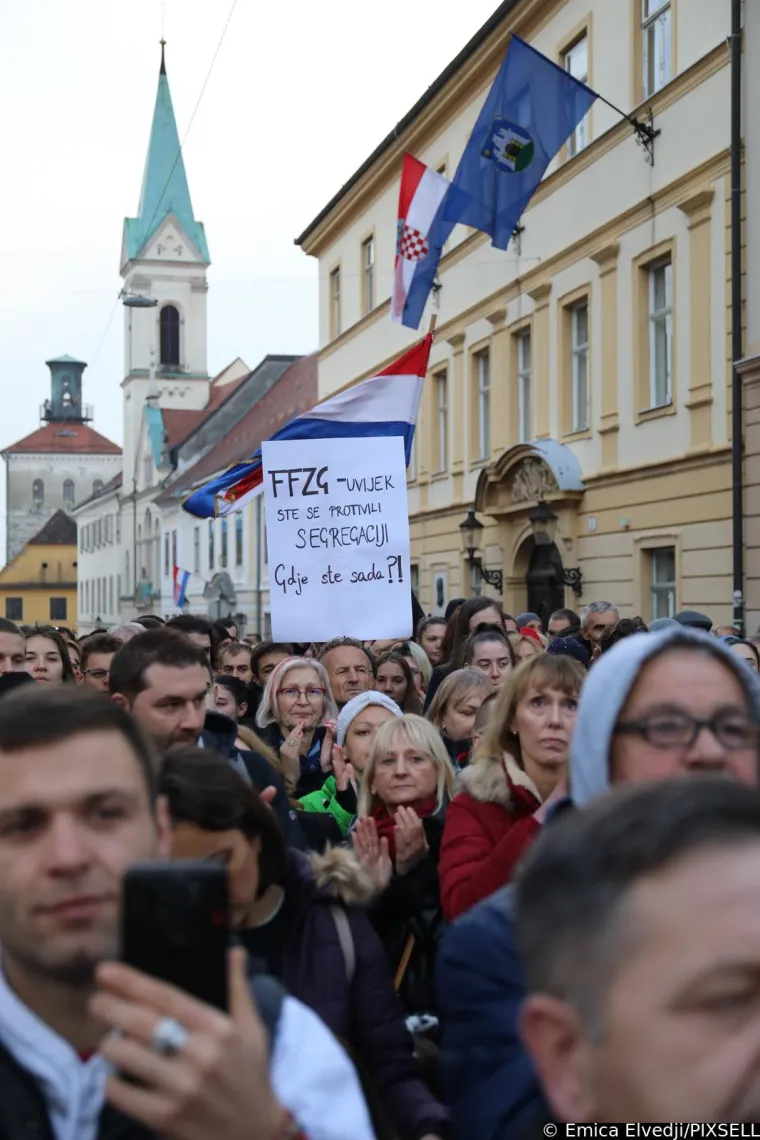 Plenkovića usporedili s Mengeleom, pogledajte &scaron;to su jo&scaron; poručili; Studenti policajcima dijelili ruže