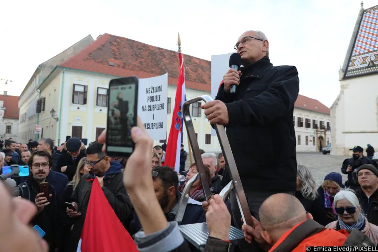 Plenkovića usporedili s Mengeleom, pogledajte &scaron;to su jo&scaron; poručili; Studenti policajcima dijelili ruže