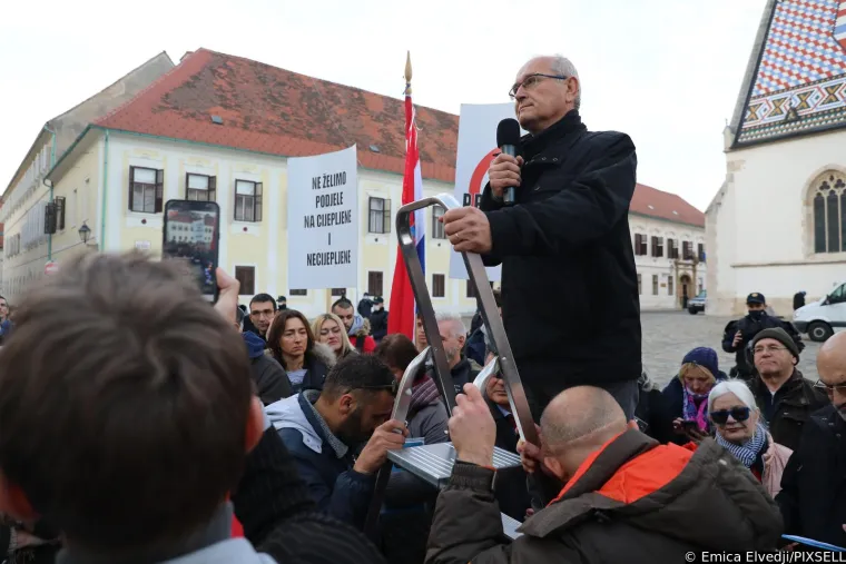 Plenkovića usporedili s Mengeleom, pogledajte &scaron;to su jo&scaron; poručili; Studenti policajcima dijelili ruže