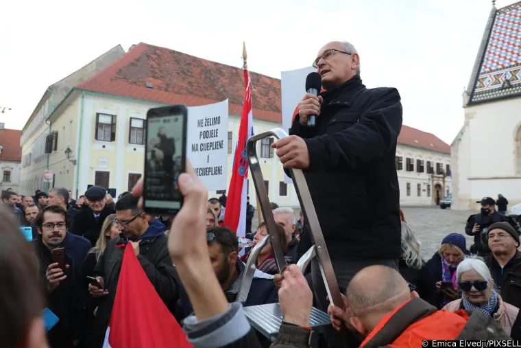 Plenkovića usporedili s Mengeleom, pogledajte &scaron;to su jo&scaron; poručili; Studenti policajcima dijelili ruže