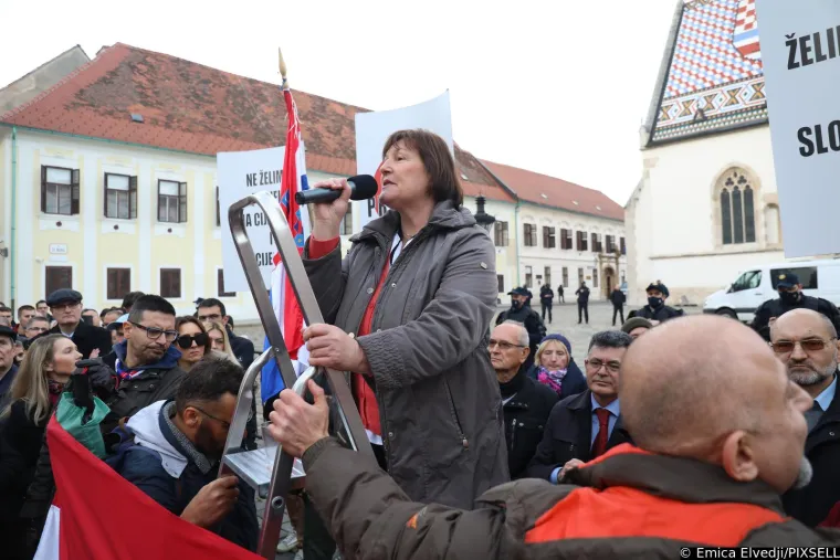 Plenkovića usporedili s Mengeleom, pogledajte &scaron;to su jo&scaron; poručili; Studenti policajcima dijelili ruže